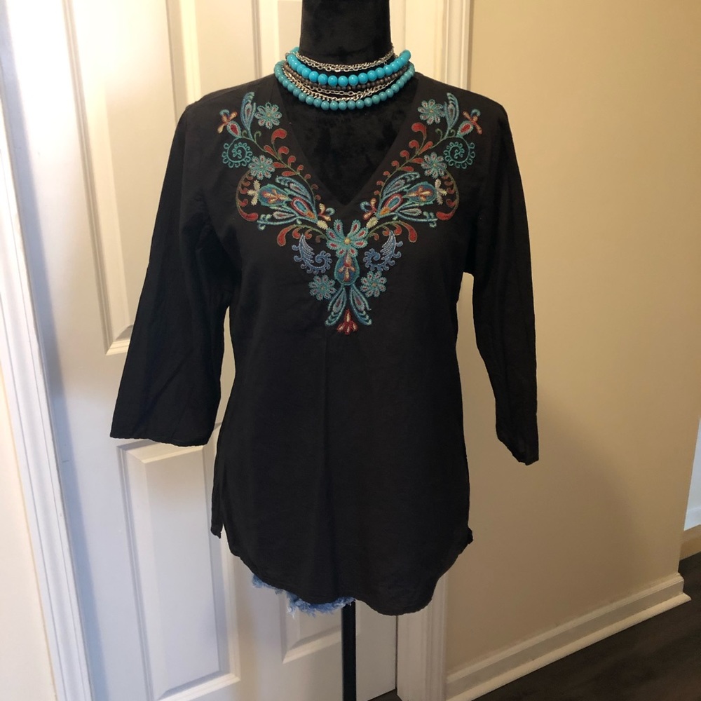 Sara Studio brand Embroidered V-neck tunic